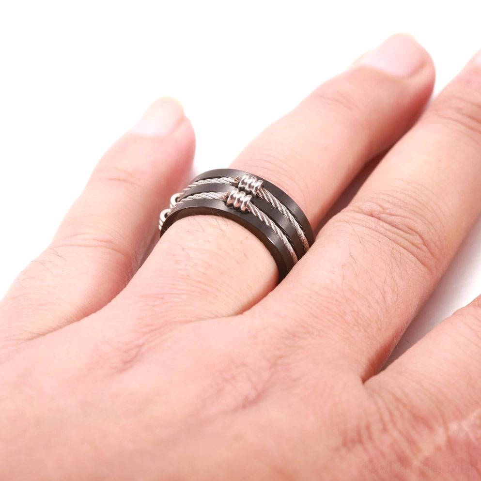 Herrlich alternativer schwarzer Edelstahl Gothic Kabelring an männlichem Modell Zeigefinger natürliche Tragbarkeit und Passform