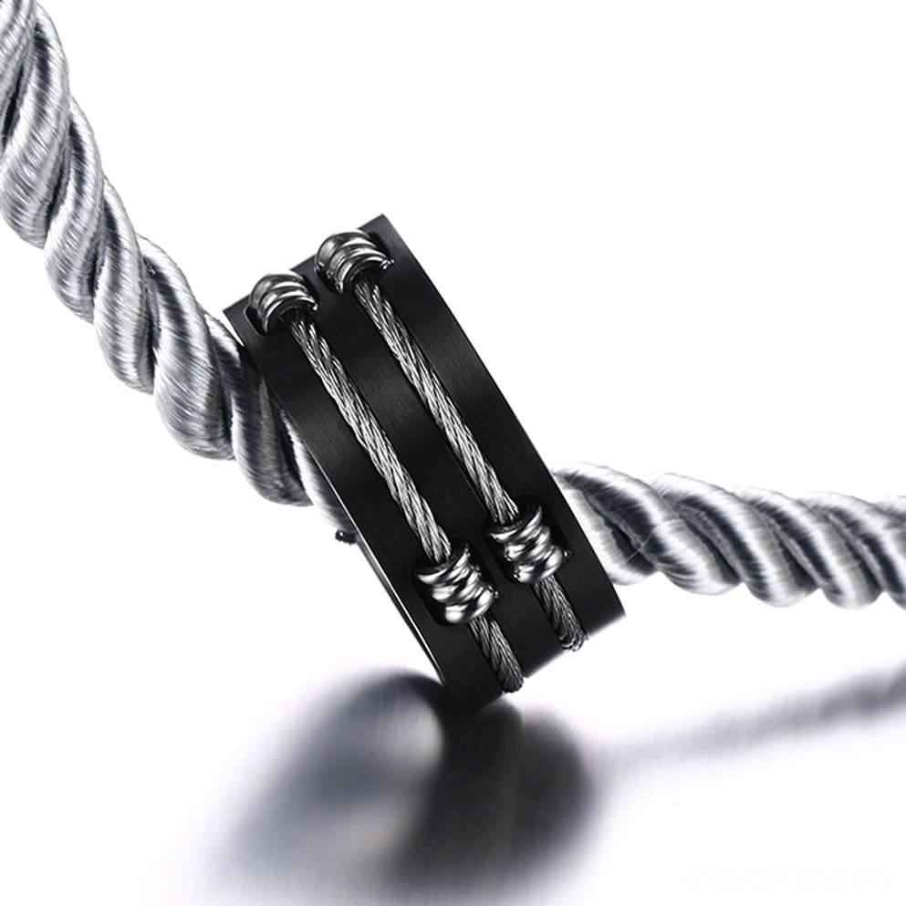 Nahaufnahme Seitenansicht Edelstahl Gothic Kabelring mit verdrehtem verdrahtetes Einbettungsdesign und Stahlseil-Accessoire
