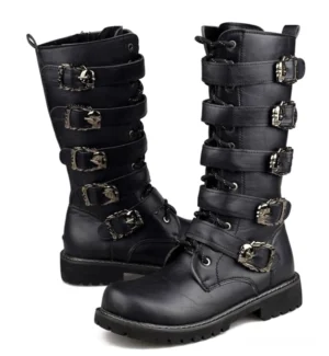 Gestaffelte Metallschnallen-Details an schwarzen Mid-Calf Gothic Kampfstiefeln mit industriegradigen Nieten und robustem Gummiabsatz