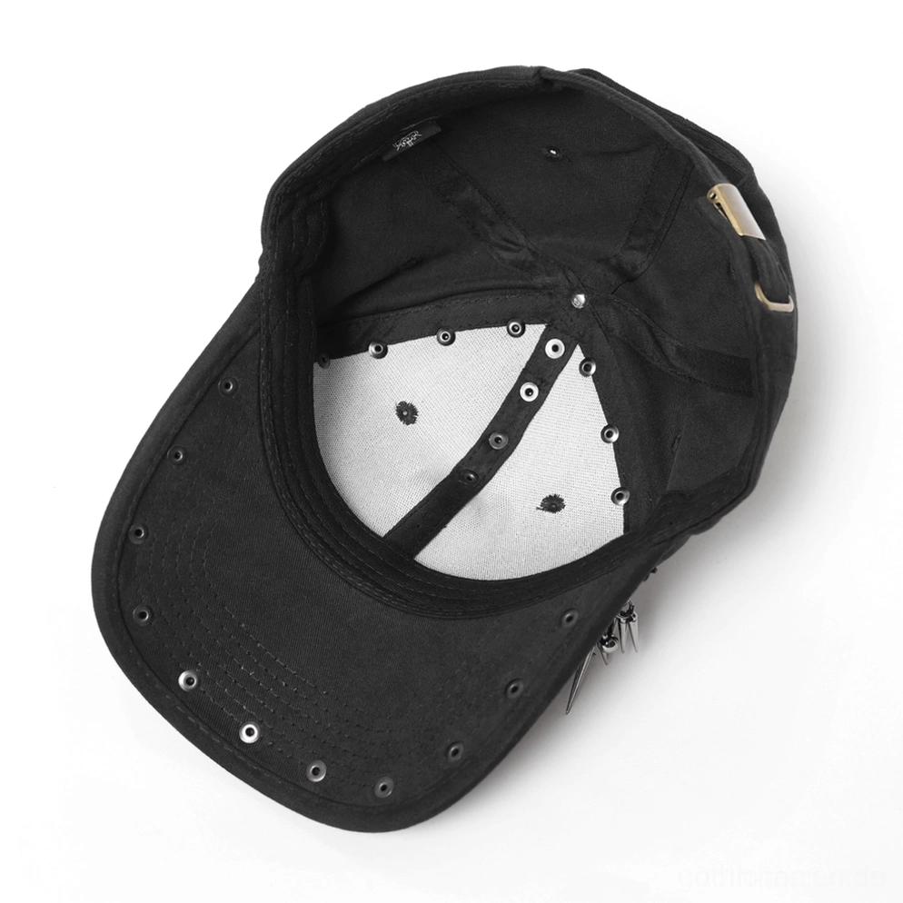 Dunkle Gothic Baseball Kappe Innenansicht zeigt Baumwoll-Futter und verstellbaren Riemenmechanismus mit Metallschnalle