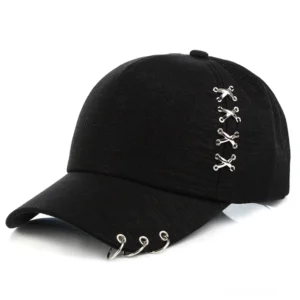 Gothic Baseball-Kappe mit industrieller Hardware – Seitenansicht zeigt detaillierte Metallbuckles und Krempendekorationen im Dunkeln Streetwear-Stil