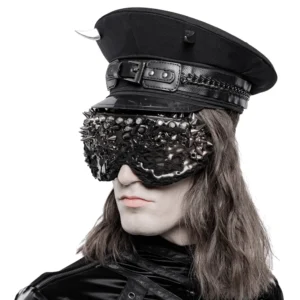 Schwarze Gothic Cap mit spiked studded Augenbinde im Seitenprofil auf männlichem Model, Industrial Cyberpunk Styling