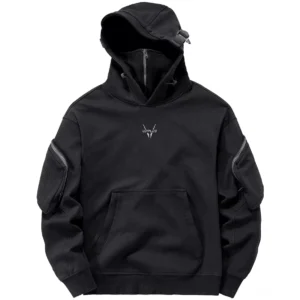 Schwarzer Gothic-Kapuzenpullover mit Doppelkragen und funktionalen Ärmeltaschen Vorderansicht ganzes Kleidungsstück Techwear Design