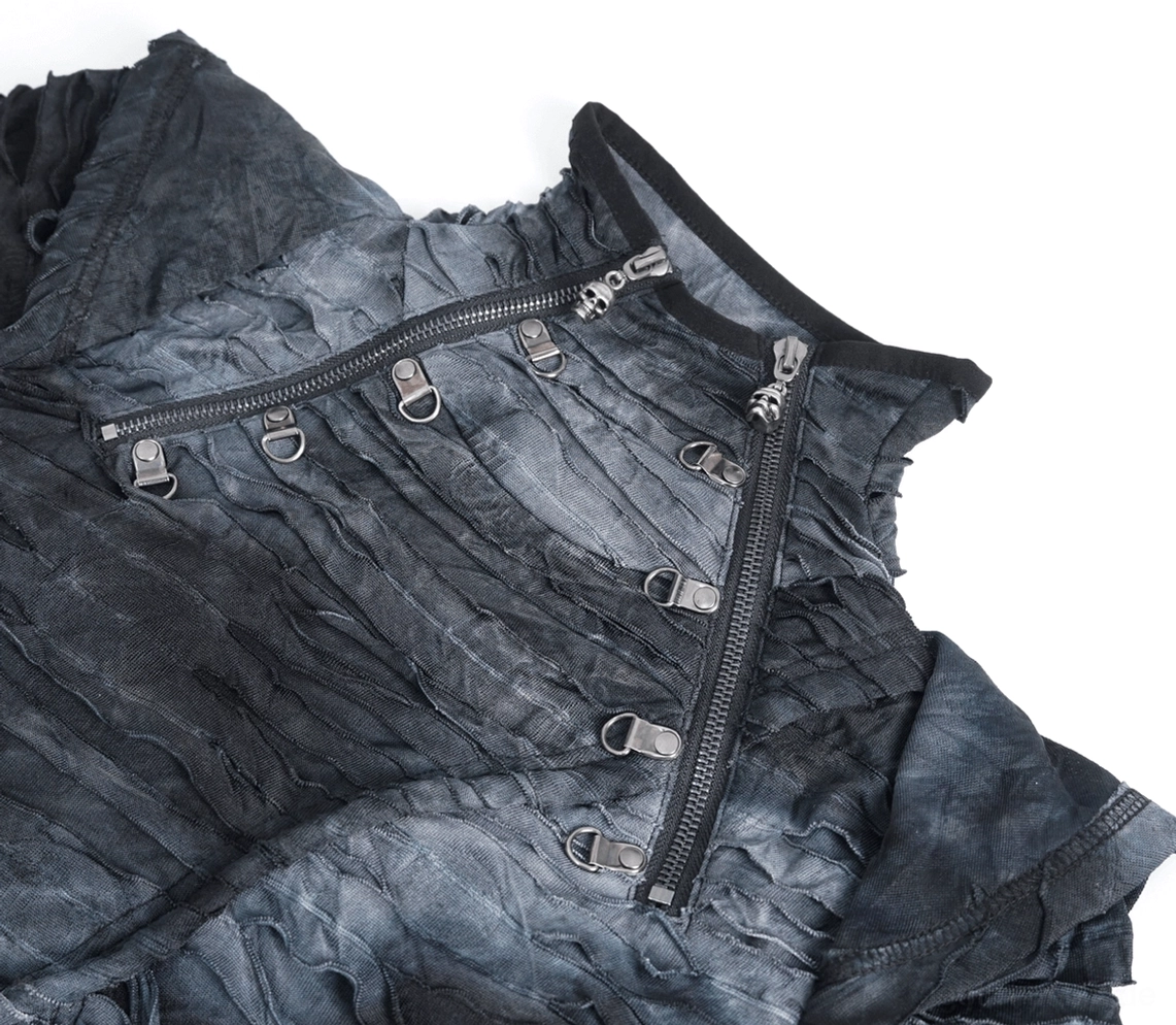 Nahaufnahme-Detail des asymmetrischen Metall-Reißverschlusses und Ösen-Verschlüssen auf Gothic-Tie-Dye-zerrisstem Stoff