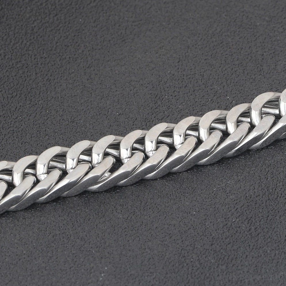 Makro-Nahaufnahme der verdrehten Edelstahl-Panzerkettenabschnitte mit flacher verdrehter Textur und poliertem Silberfinish