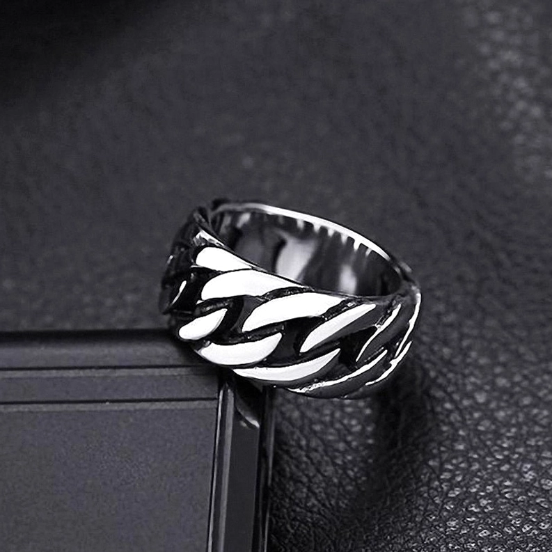Edelstahl Gothic-Kettenglieder-Biker-Ring Detail-Aufnahme, die die präzise Webstruktur und handwerkliche Verarbeitung zeigt