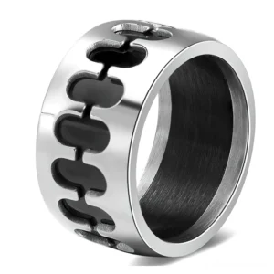 Gothic Kettenglieder Edelstahl Ring in 3/4-Ansicht zeigend das hohle Kettenmuster und Dual-Tone-Finish mit gebürsteter Innenseite und polierten Kanten, industrieller Punk-Statement-Schmuck