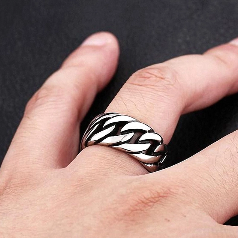 Matter Gunmetal Gothic-Kettenglieder-Ring auf glattem schwarzem Leder mit industriellem Aesthetic und düsterer Ausstrahlung
