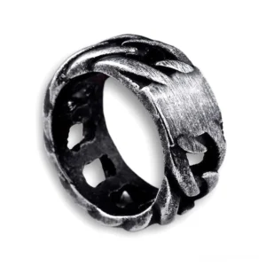 Matte dunkelgrauer Gunmetal Gothic-Kettenglieder-Ring mit hohler Innenansicht, die das geschnitzte Design und die Kettentextur zeigt