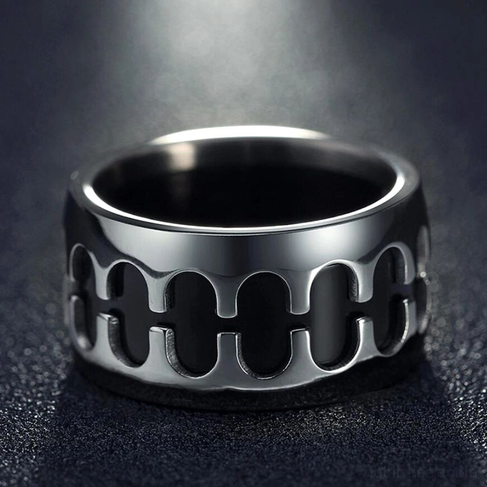 Frontale Flachansicht des Edelstahl Gothic Kettenlink-Rings zeigt polierte Kanten und hohle schwarze Kettenglieder-Inlays, symmetrisches industrielles Statement-Design