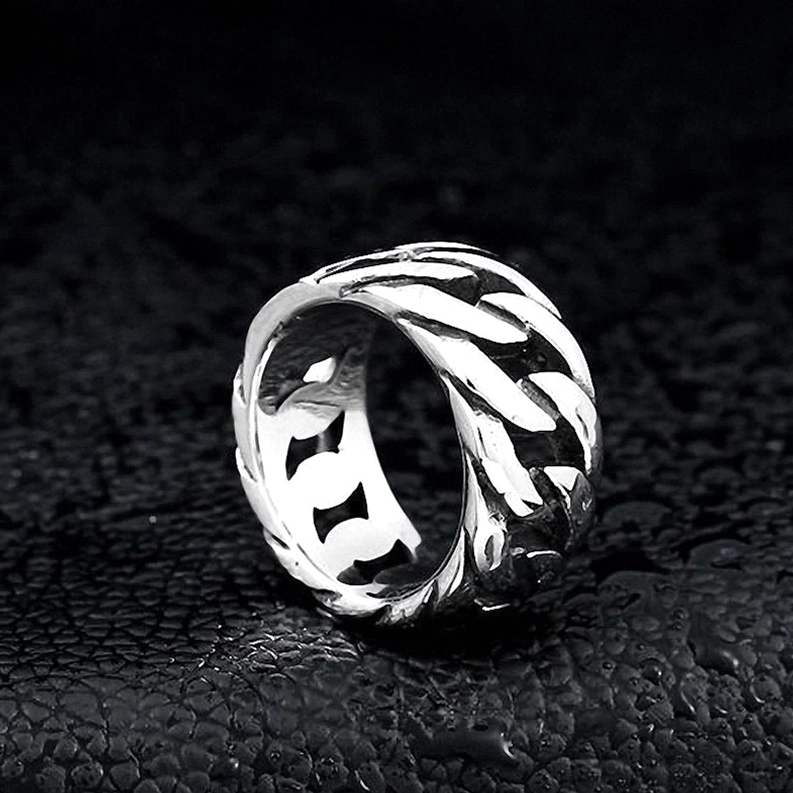 Silbertöner Gothic-Kettenglieder-Ring auf dunklem Leder mit dimensionalem Kettenmuster und präzisem Webdesign
