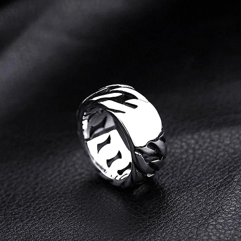 Dunkelsilberner Gothic-Kettenglieder-Ring mit hohlem gewebtem Design aus schräger Innenansicht, fotografiert auf Ledergrund