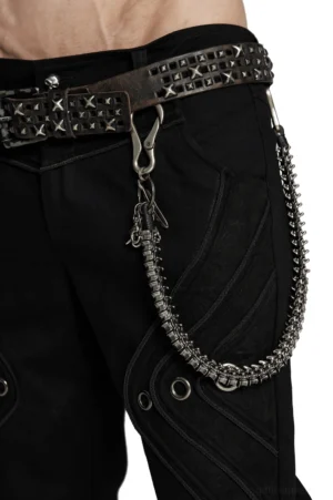 Gothic Kettengürtel Nahaufnahme Detail zeigt Scherenpendant und Heavy-Duty Karabinerverschluss auf männlicher Hüfte, Adlerkralle Anhänger sichtbar, antiksilbernes Metall mit Korrosionsschutz