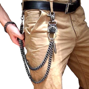 Gothic Kettenkette Herren Silber mit Bullet-Anhänger und mehrschichtiger Curb-Kette, getragen von männlichem Modell an schwarzer Jeans, frontale Nahaufnahme eines Wallet-Chain-Accessoires im Punk-Stil