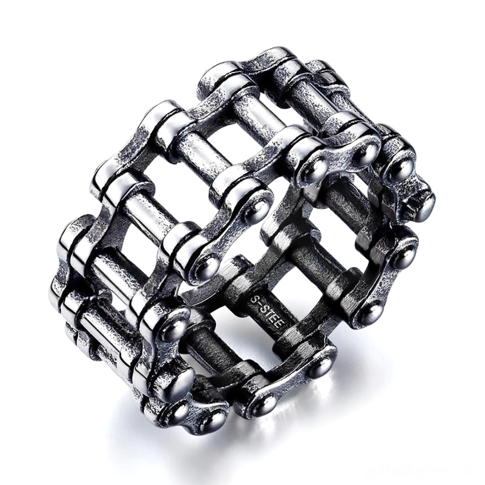 Edelstahl Gothic Kettenring Frontansicht mit polierter Silberoberfläche und authentischem Kettenglieder-Design, Biker-Stil Schmuck auf weißem Hintergrund