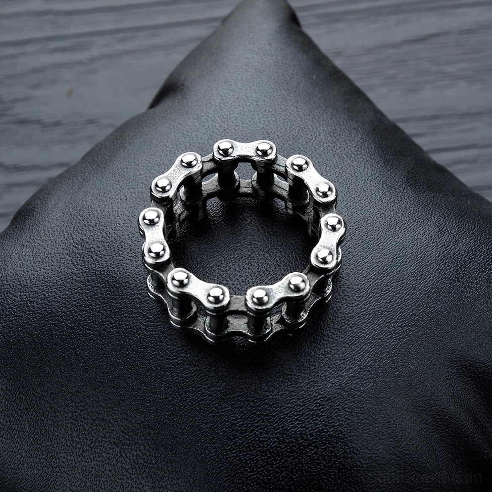 Polierter Silber Edelstahl Gothic Kettenring Flatlay auf schwarzem Leder mit Hollow-Link-Konstruktion und Kettenglieder-Struktur