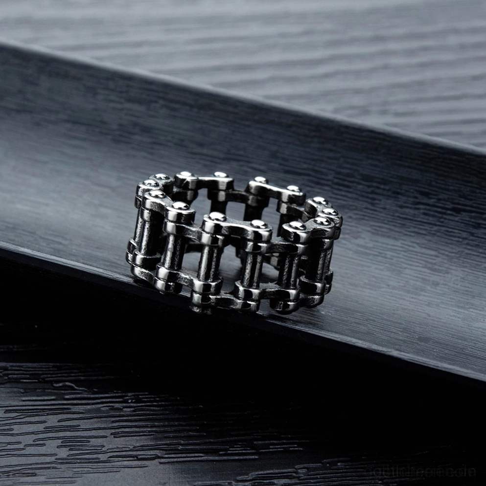 Gothic Kettenring Seitenwinkel-Ansicht mit Industrial-Metallkonstruktion und dunkler Ästhetik auf Holzoberfläche, Biker-Stil Details