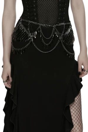 Gothic mehrschichtige Metallklingenkettengürtel mit Schuppenpanzer, getragen von Frauenmodell in Vorderansicht, Studio-Aufnahme mit gotischem Kleid und Netzstrumpf