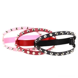 Drei Gothic Spiked Knee Garter Belts Paar nebeneinander in Seitenansicht-Flatlay, Kegelnieten und verstellbare Schnallen in verschiedenen Farben, industrielles Leder-Harness-Design