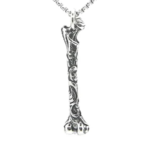 Gothic Knochenschädel Anhänger Edelstahl 316L Halskette mit antiker Silberfinish und florale Rankengraviuren Vorderansicht Flachaufnahme