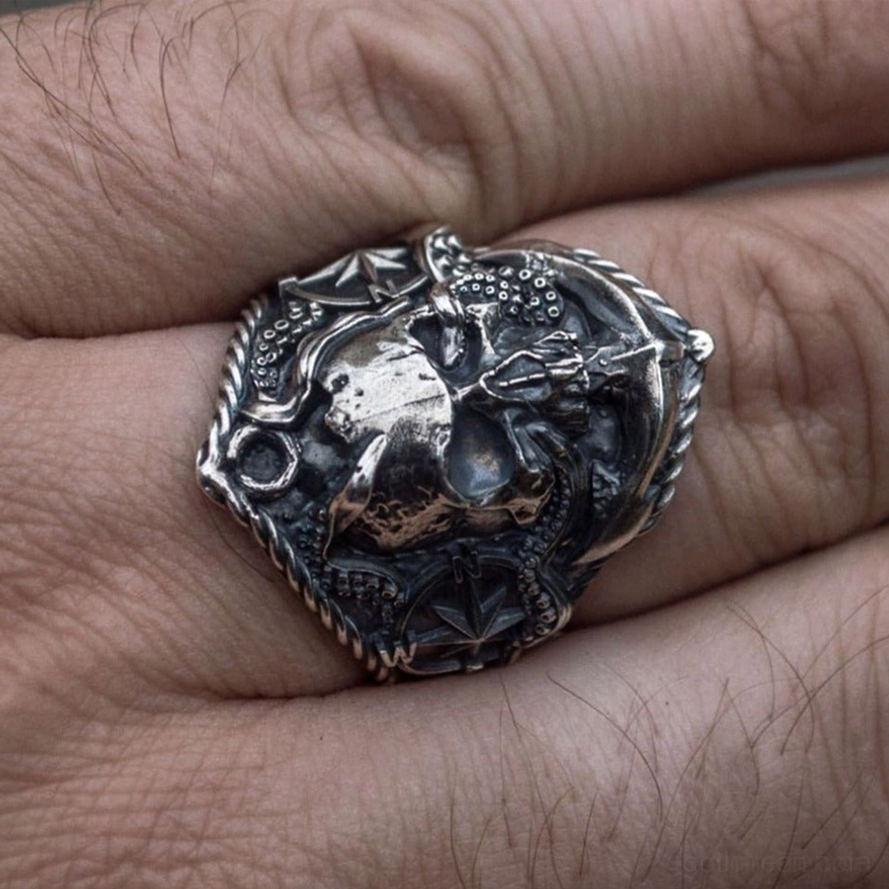 Dunkler Gothic Kompass Schädel Biker Ring an männlicher Hand, seitliche flache ansicht mit antikem silber vintage patina