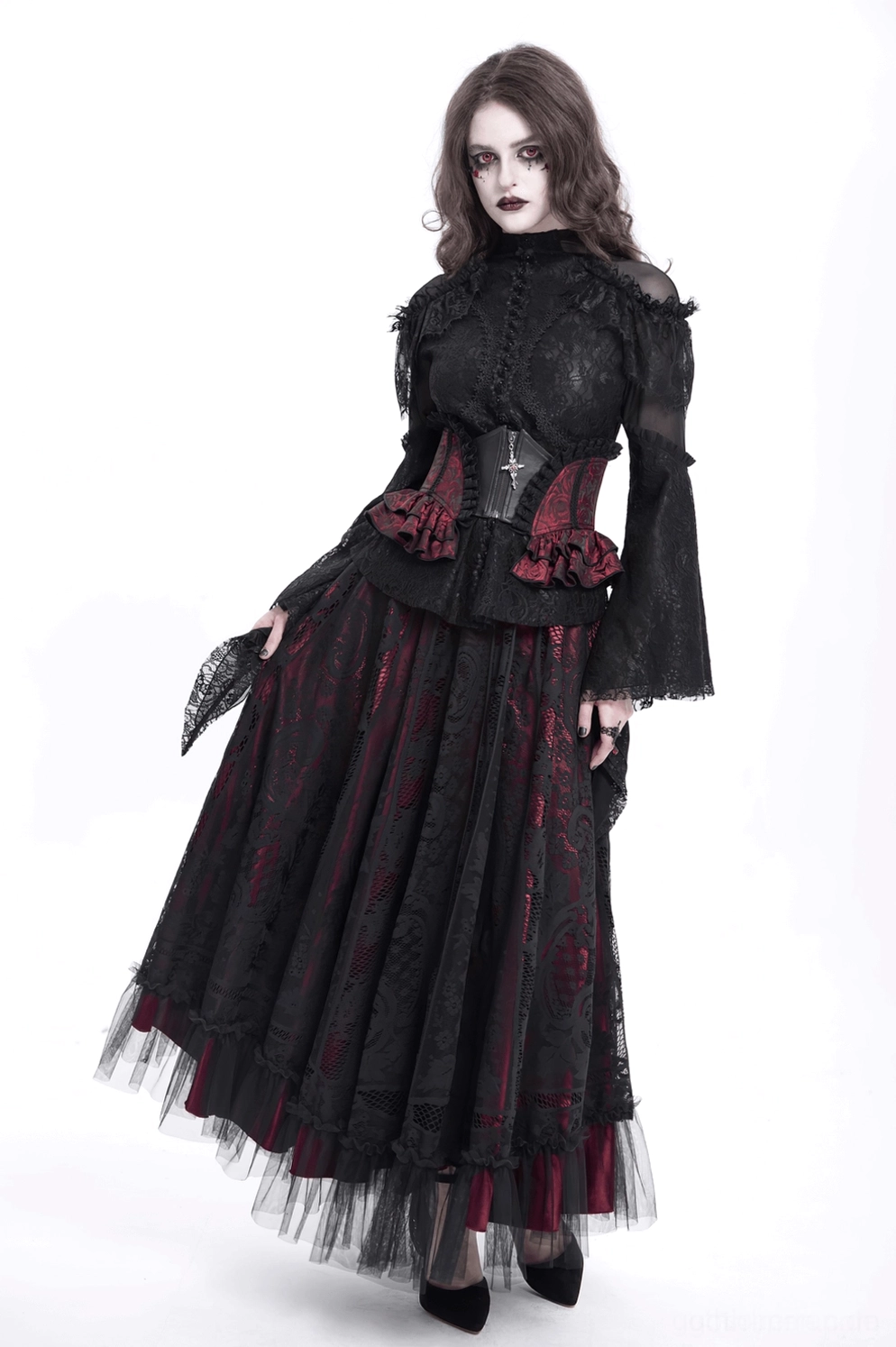 Komplette Ansicht des Gothic Korsettgürtels zeigt weinrotes Rosen-Brokatt-Textil, Kreuz-Pendant, schwarze Ledermaterialien und Schnürrücken-Verschluss zusammengefasst