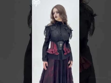 Vollständiges Gothic-Outfit-Styling mit weinrotem Rosen-Brokatt-Korsettgürtel getragen mit schwarzer Spitzenbluse und langer dunkelroter Skirt, Styling-Inspiration