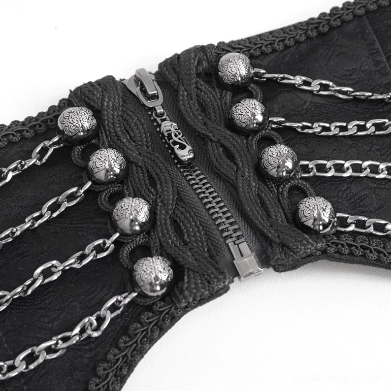 Extreme Nahaufnahme Detail schwarzer Gothic Korsettgürtel zeigt handgefertigte Metallnieten und mehrschichtige Kettenlagen mit strukturierter Stoffoberfläche