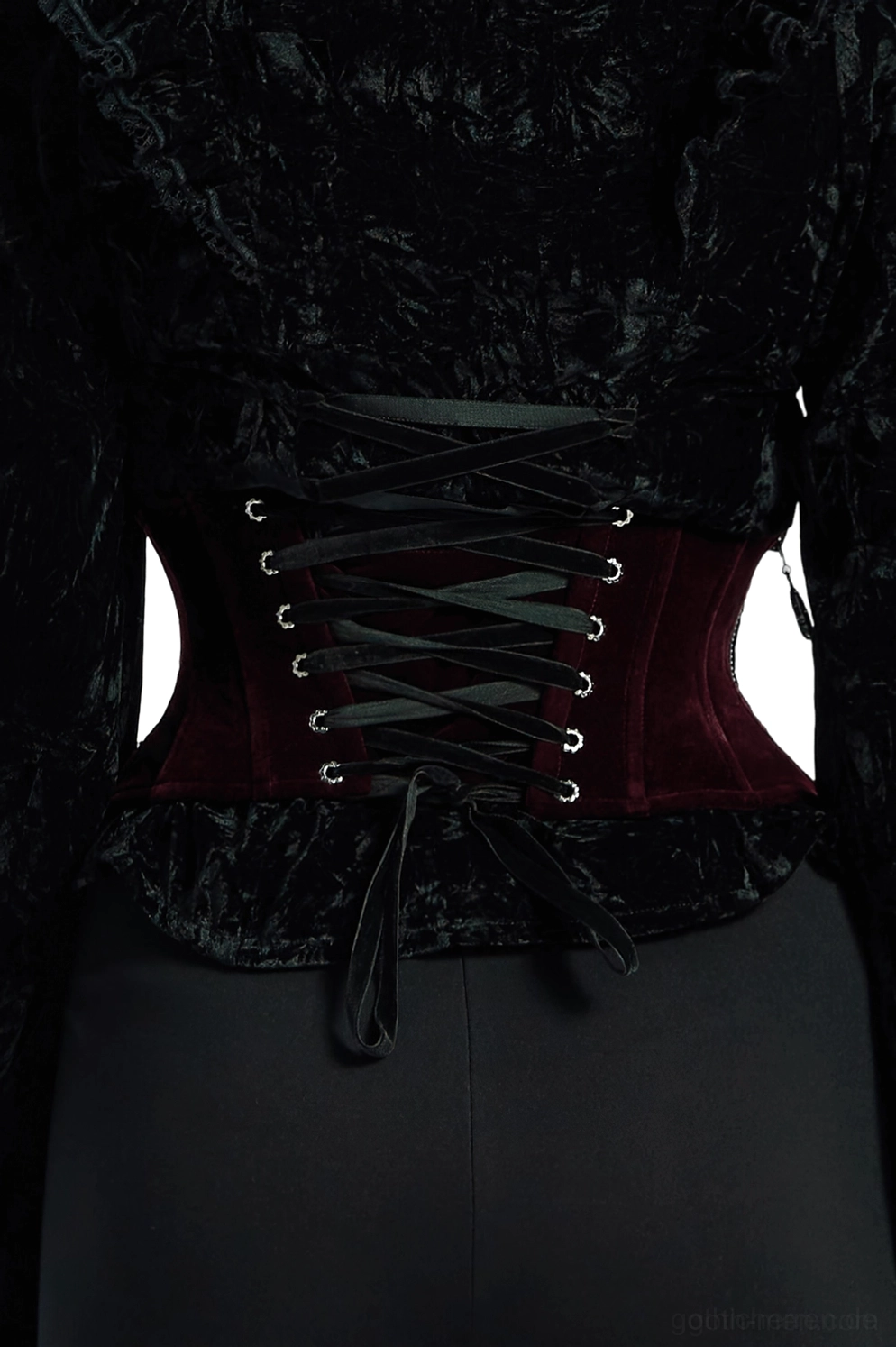 Rückansicht des Bordeauxrot-Samt Gothic Unterbrust-Korsettgürtels mit verstellbarem Ösen-Schnürverschluss und schwarzem Satinband zum Binden