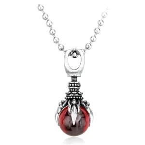 Rotes gotisches Krallenpendant-Halskette mit Edelstahl-Perlenkette, vordere Ansicht des funkelnden Edelsteins und detaillierter Krallenfassung