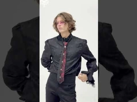 Schlanker Schnitt Gothic Krawatte gepaart mit formalem Hemd, Seiten-Rückansicht Detail auf männlichem Model in eleganter Alternative Fashion