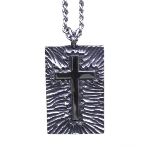 Gothic Kreuz Anhänger Halskette mit radialem Streifenmuster-Design und schwarzem Email-Akzenten, zentrierte Vorderansicht zeigt die komplexe Oberflächenstruktur und den Vintage-Finish