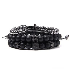 Schwarzes mattes Naturstein mehrschichtiges Gothic Kreuz Charm Armband Set mit Gunmetal-Kreuzornament, Flachansicht von oben, zeigt die handgefertigte Mehrsträngige Konstruktion mit schwarzem Achat und strukturierten Metallperlen
