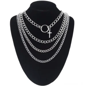 Vierschichtige Gothic Kreuz Choker Kette Set auf schwarzem Mannequin von vorne, vier silberne Gliederketten mit Kreuzanhänger und O-Ring Charm, mehrschichtige Halskette für Herren