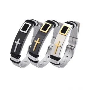 Drei Farbvarianten des Gothic Kreuz Edelstahl Mesh Armbands – Silber, Schwarz-Silber und Schwarz-Gold – in Flachaufnahme von oben angeordnet auf neutralem Hintergrund, zeigt alle verfügbaren Farboptionen für das Gothic Herren-Armband