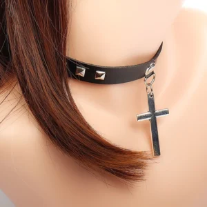 Gothic Kreuzanhänger-Halsband an Schaufensterpuppe - Frontale Nackenansicht mit silbernem Kreuzpendant