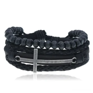 Mehrschichtiges gotisches Kreuz Lederarmband mit schwarzem Rindsleder, Holzperlen und Zinklegierungs-Kreuzanhänger – Front-Flachaufnahme mit Studio-Hintergrund