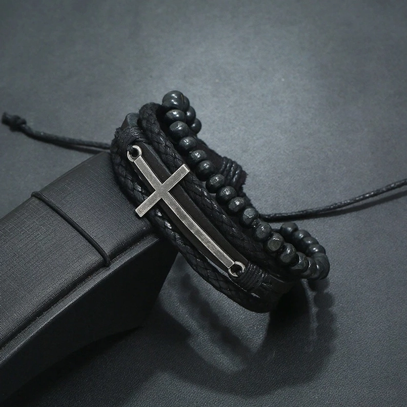 Nahaufnahme angewinkelte Seitenansicht des gotischen Kreuz Lederarmbands zeigt Schnürung-Verstellmechanismus und Kreuz-Zierdetails auf Display-Hintergrund