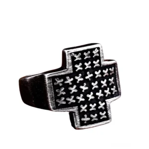 Gothic Kreuzring aus Edelstahl mit antikem geschwärztem Silberfinish und detaillierten Kreuzverzierungen, linke Dreiviertelperspektive des eleganten Statement-Rings für Herren