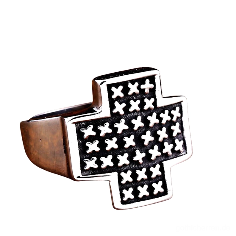 Zweifarbiger Gothic Kreuzring aus Edelstahl mit Bronze-farbenem Ringband und silberner Kreuzgesichtsdetaillierung, rechte Dreiviertelperspektive mit strukturiertem Design