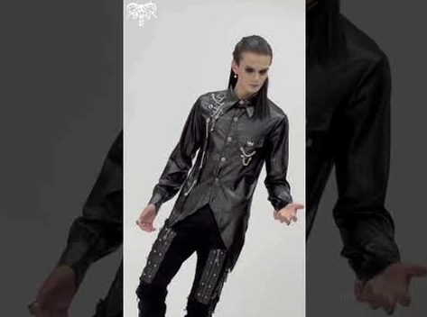 Seitenprofilansicht des schwarzen Gothic-Kunstleder-Hemdes mit spitzen Manschetten, modelliert mit alternativen Gothic-Hosen