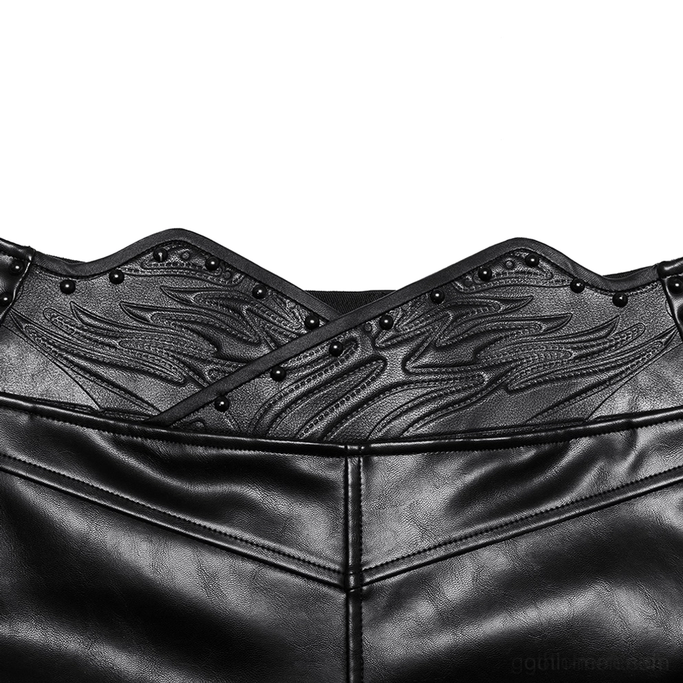 Gothic Kunstlederhose 3D-Nieten-Taillenband Nahaufnahme, schwarze Kunstlederhose mit gestickt embossed Flammen-Muster und dekorativen runden Nieten, glänzende PU-Kunstleder Textur, architektonisches Design-Element