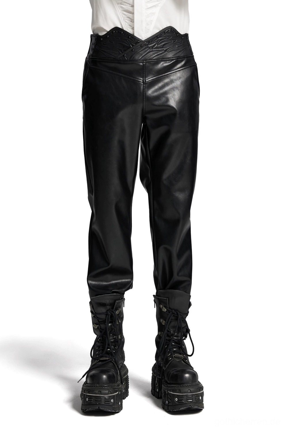 Gothic Kunstlederhose mit 3D-Nieten-Taillenband am Modell Frontansicht, schwarze Kunstlederhose Slim Fit mit taillierter Silhouette, getragen mit Combat-Boots und weißem Top, Studio-Beleuchtung, männliches Model
