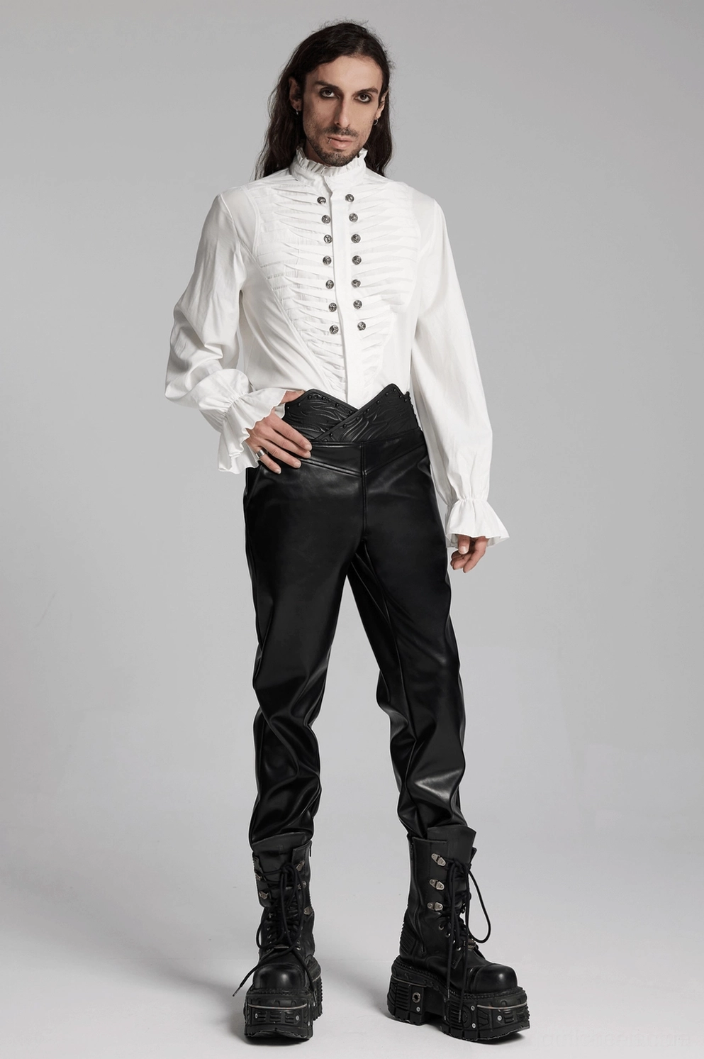 Gothic Kunstlederhose 3D-gekrümmtes Taillenband mit verzierten Nieten, gotisch inspirierte metallische Dekoration auf skulpturaler Taillenband-Gestaltung, schwarze glänzende Kunstleder-Oberfläche, Detail-Shot