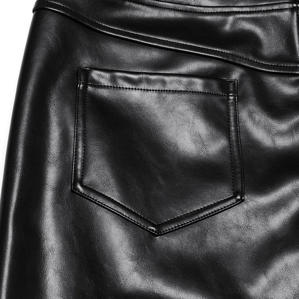 Gothic Kunstlederhose hintere Taschen-Nahaufnahme Detail, schwarze Kunstlederhose Patch-Taschen mit genähtem Kantensaum, verfeinerte Steppdetails, glänzende glatte Kunstleder-Oberfläche, Qualitätskonstruktion