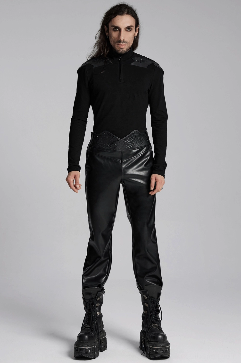 Gothic Kunstlederhose komplette Stilansicht, schwarze Kunstlederhose Ganzkörper-Silhouette mit tailliertem Schnitt und verjüngten Beinen, Slim Fit Passform, Studio-Präsentation, stilisierte Mode-Ansicht