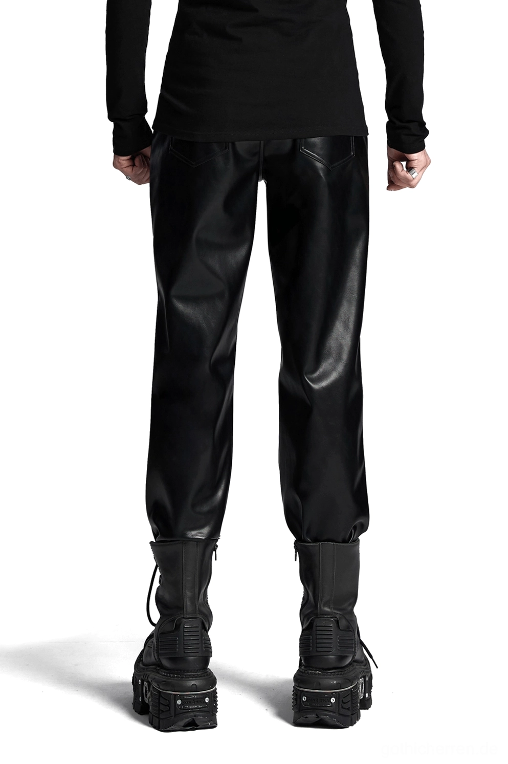 Gothic Kunstlederhose Rückansicht am Model, schwarze Kunstlederhose mit Slim Tapered Fit, verjüngte Hosenbeine, klassische hintere Taschen, männliches Model mit schwarzem Langarmshirt und Plateaustiefel