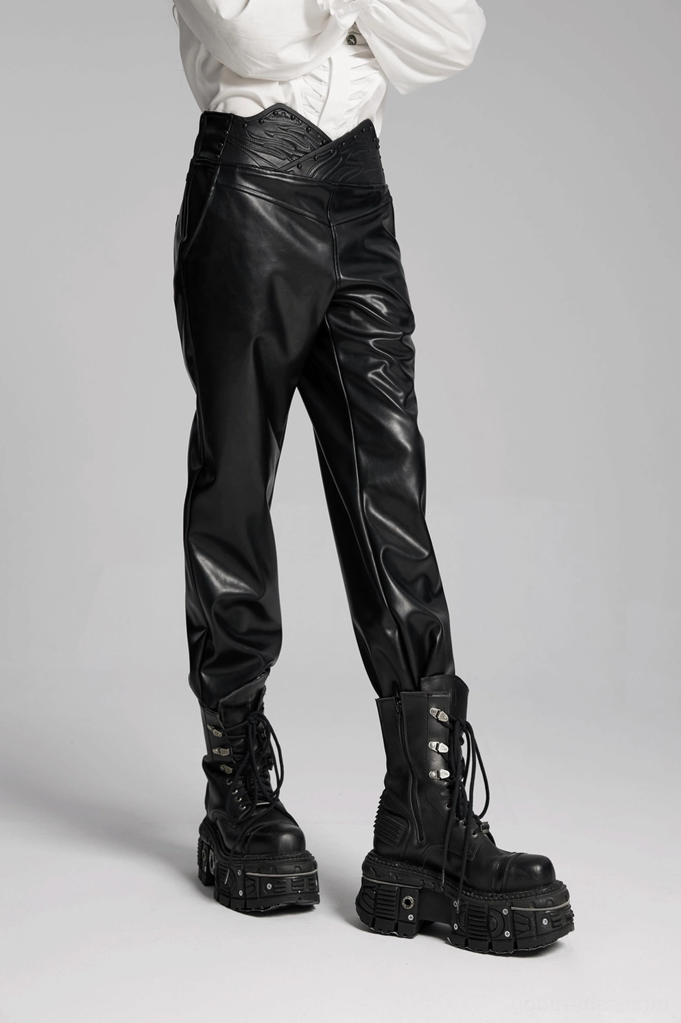 Gothic Kunstlederhose Stoffoberflächen-Textur Nahaufnahme, schwarze Kunstlederhose mit glänzender PU-Kunstleder-Finish, leichte elastische Qualität, glatte hochwertige Material-Oberfläche, Makro-Detail