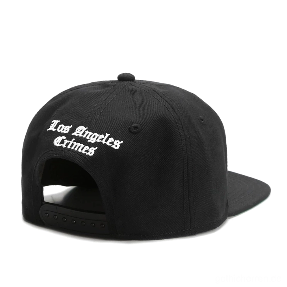Rückansicht der schwarzen Gothic LA Snapback Cap mit "Los Angeles Crimes" weißer Stickerei und verstellbarem Kunststoff-Snapback-Verschluss – Alternative Fashion Baseball Kappe