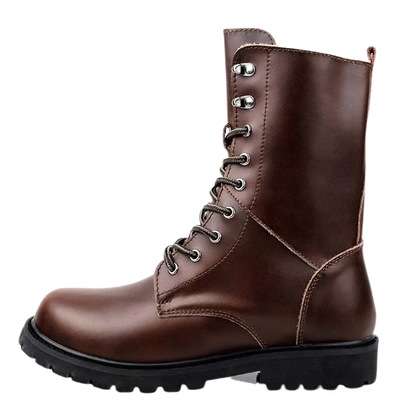 Einzelner hoher brauner Ledergothik-Stiefel Seitenprofil mit poliertem Finish und industrieller Metallbeschlagung - Premium